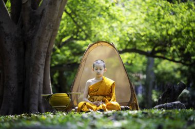 Bangkok, Tayland 8 Nisan: Acemi 8 Nisan 2018 tarihinde Bangkok, Tayland yanındaki kase ile meditasyon.