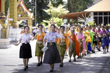 Bangkok, Tayland 5 Haziran: Yaşlılıkta insanlar 5 Haziran 2019'da Bangkok, Tayland'da bir mum geçit töreni karşısında dans ediyorlar.