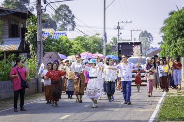 Surin, Tayland Nisan 22: Büyük bir ses sistemi ile bir araba önünde dans eden insanlar Nisan'da eğlenceli dans 22, 2019 Surin, Tayland.