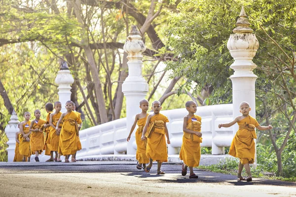 Nakhonpathom Tailandia Abril Los Novicios Verano Caminan Largas Filas Abril —  Fotos de Stock