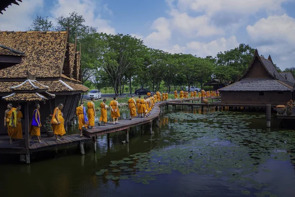 バンコク 4月11日 修道士は 2019年4月11日にタイのバンコクで夏の初心者グループを率いています — ストック写真