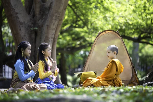 Bangkok Tailandia Abril Joven Novicio Está Meditando Con Dos Chicas —  Fotos de Stock