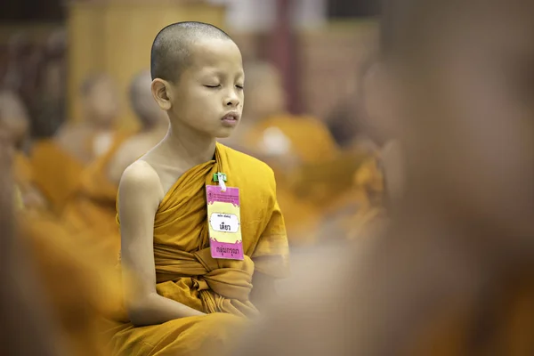 Bangkok Tailandia Abril Pequeños Novicios Clérigos Verano Están Meditando Calmando —  Fotos de Stock