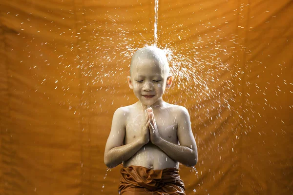 Bangkok Thailand April Novice Who Ordained Summer Showering Shaving Head — Stock Photo, Image