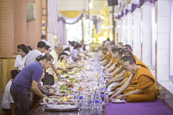 バンコク 7月29日 2019年7月29日 タイのバンコクで多くの初心者僧侶が列を作り 仏の日に人々が功績を残しています — ストック写真