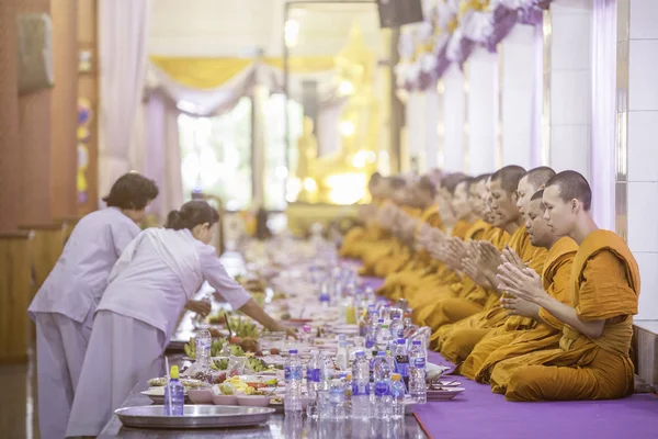 バンコク 7月28日 2019年7月28日 タイのバンコクで 白いドレスを着た2人の女性が 大勢の僧侶と初心者に向けてお供えしています — ストック写真