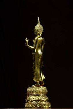 Pirinçten yapılmış Leela Buddha heykeli ve siyah bir arka planı olan gerçek altınla kaplı..