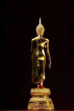 Pirinçten yapılmış Leela Buddha heykeli ve siyah bir arka planı olan gerçek altınla kaplı..