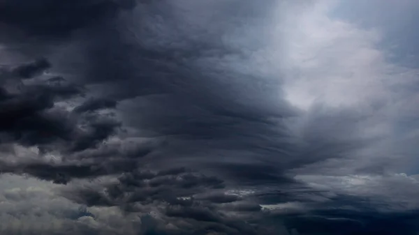 Céu Antes Chuva Tinha Aglomerados Cinzentos Nublados Olhos Eram Impressionantes — Fotografia de Stock