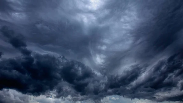 Céu Antes Chuva Tinha Aglomerados Cinzentos Nublados Olhos Eram Impressionantes — Fotografia de Stock