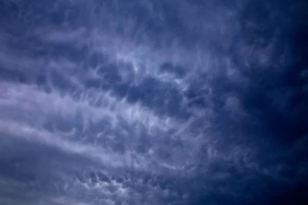 Céu Antes Chuva Tinha Aglomerados Cinzentos Nublados Olhos Eram Impressionantes — Fotografia de Stock