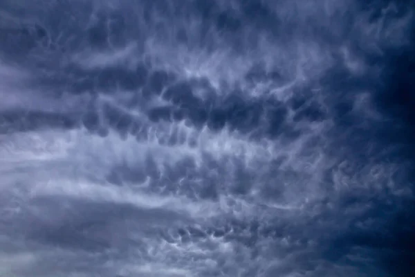 Céu Antes Chuva Tinha Aglomerados Cinzentos Nublados Olhos Eram Impressionantes — Fotografia de Stock