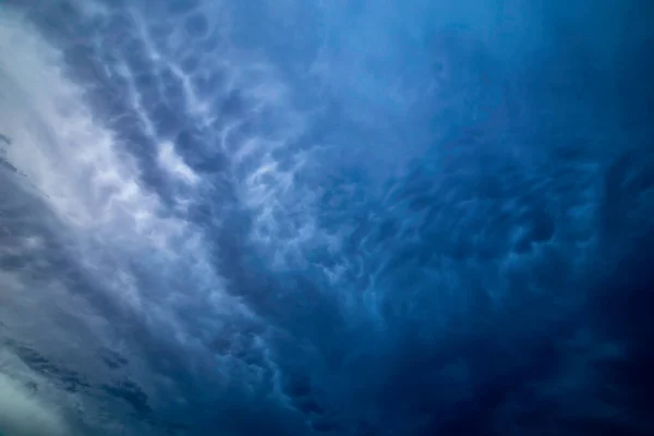 Céu Antes Chuva Tinha Aglomerados Cinzentos Nublados Olhos Eram Impressionantes — Fotografia de Stock