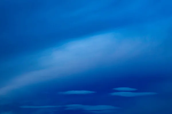 Yağmurdan Önceki Gökyüzünde Gri Bulutlu Kümeler Vardı Gözler Çarpıyordu Yağmur — Stok fotoğraf