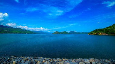 Srisawad Barajı, elektrik üretebilen ve tarım için su depolayabilen büyük bir su deposudur. Kanchanaburi 'de..