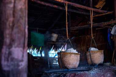 Nan Eyaleti Bo Kluea Bölgesi 'nde bulunan antik tuz göleti (Salt Rock Tuz Göleti), dağlarda tuz yapmakla ünlüdür. Köylüler kaya tuzu üretecek. Tüketim ve dağıtım için.