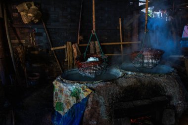 Nan Eyaleti Bo Kluea Bölgesi 'nde bulunan antik tuz göleti (Salt Rock Tuz Göleti), dağlarda tuz yapmakla ünlüdür. Köylüler kaya tuzu üretecek. Tüketim ve dağıtım için.