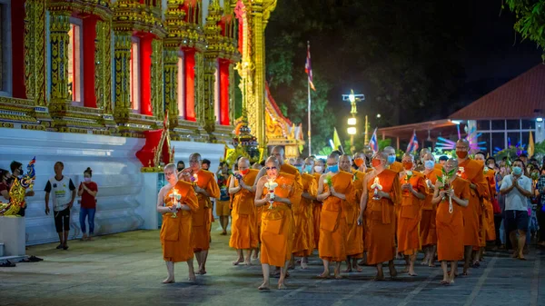 バンコク タイ7月5日 僧侶や初心者が寺院の周りのろうそく行列に参加します 2020年7月5日のタイ王国バンコクの仏教の重要な日 — ストック写真