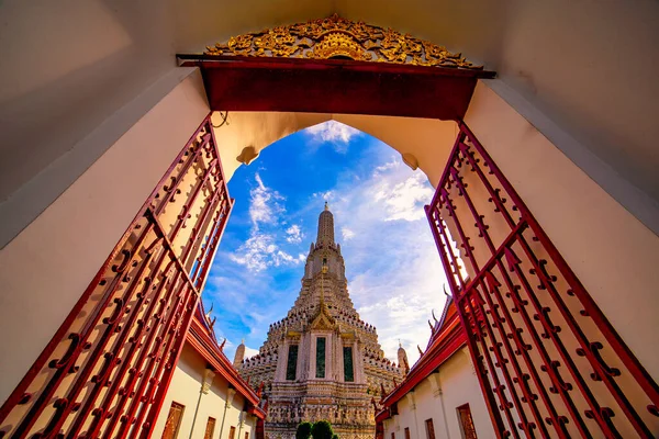 阿伦寺的塔是泰国的一座大型建筑塔 由主要的尖塔和其他4个尖塔组成 饰有贝壳的釉面瓷砖碗 颜色不同 它是花纹 叶纹等花纹 — 图库照片