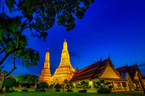 阿伦寺的塔是泰国的一座大型建筑塔 由主要的尖塔和其他4个尖塔组成 饰有贝壳的釉面瓷砖碗 颜色不同 它是花纹 叶纹等花纹 — 图库照片