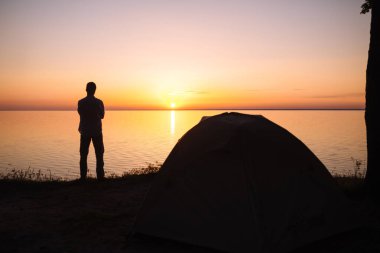 Güneş suyun üzerinde yükseliyor..