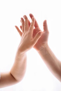 Erkek ve kadın eli beyaz bir arkaplanda bağlandı