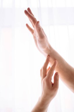 Erkek ve kadın eli beyaz bir arkaplanda bağlandı