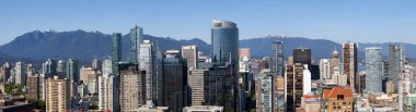 Downtown Vancouver, British Columbia, Kanada - 14 Mayıs 2018: güneşli bir gün boyunca modern şehir manzarası havadan görünümü.
