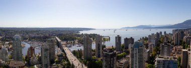Canlı bir güneşli gün boyunca güzel hava panoramik cityscape görünümü. Şehir merkezinde alınan Vancouver, British Columbia, Kanada.