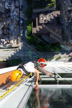 Downtown Vancouver, British Columbia, Kanada - 15 Mayıs 2018: ip erişim yüksek artış pencere temizleyici yüksek bir binanın üzerinde çalışıyor.