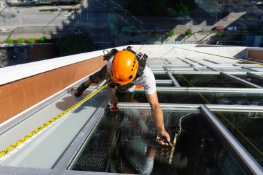 Downtown Vancouver, British Columbia, Kanada - 15 Mayıs 2018: ip erişim yüksek artış pencere temizleyici yüksek bir binanın üzerinde çalışıyor.