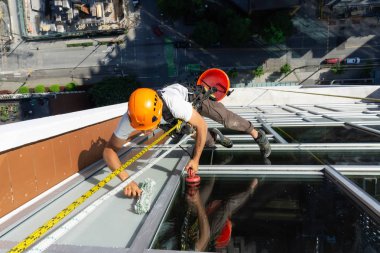 Downtown Vancouver, British Columbia, Kanada - 15 Mayıs 2018: ip erişim yüksek artış pencere temizleyici yüksek bir binanın üzerinde çalışıyor.