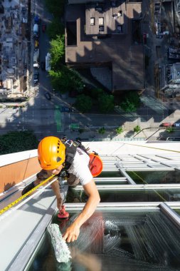 Downtown Vancouver, British Columbia, Kanada - 15 Mayıs 2018: ip erişim yüksek artış pencere temizleyici yüksek bir binanın üzerinde çalışıyor.