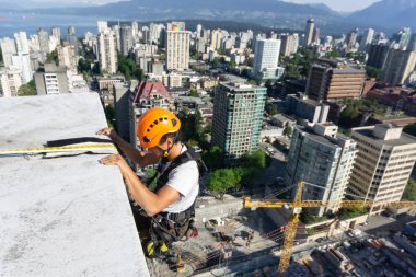 Downtown Vancouver, British Columbia, Kanada - 15 Mayıs 2018: ip erişim yüksek artış pencere temizleyici yüksek bir binanın üzerinde çalışıyor.