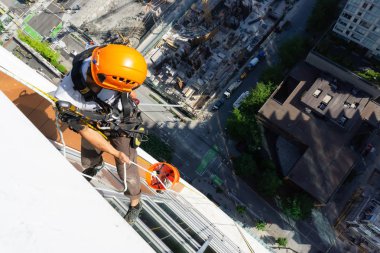 Downtown Vancouver, British Columbia, Kanada - 15 Mayıs 2018: ip erişim yüksek artış pencere temizleyici yüksek bir binanın üzerinde çalışıyor.