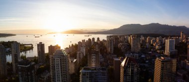 Modern şehir hava panoramik manzaralı canlı bir gün batımı sırasında dikkat çekici. Şehir merkezinde alınan Vancouver, British Columbia, Kanada.