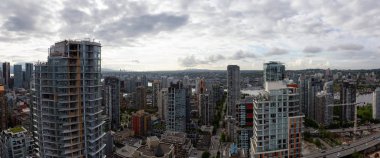 Bir bulutlu gün boyunca güzel bir modern cityscape hava panoramik manzaralı. Şehir merkezinde alınan Vancouver, British Columbia, Kanada. Yüksek kalite ve çözünürlük