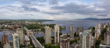 Bir bulutlu gün boyunca güzel bir modern cityscape hava panoramik manzaralı. Şehir merkezinde alınan Vancouver, British Columbia, Kanada. Yüksek kalite ve çözünürlük