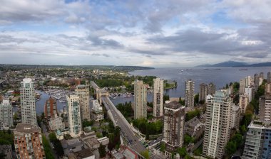 Bir bulutlu gün boyunca güzel bir modern cityscape hava panoramik manzaralı. Şehir merkezinde alınan Vancouver, British Columbia, Kanada. Yüksek kalite ve çözünürlük