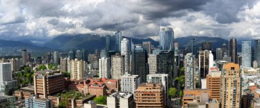 Vancouver, British Columbia, Kanada - 9 Mayıs 2018: Hava panoramik şehir şehir ticari yapılar.