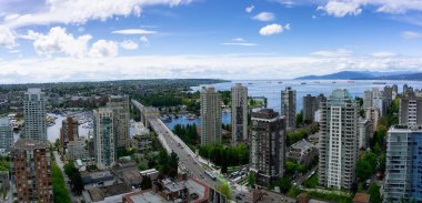 Güzel bir modern cityscape bulutlu sabah sırasında hava panoramik manzaralı. Şehir merkezinde alınan Vancouver, British Columbia, Kanada.