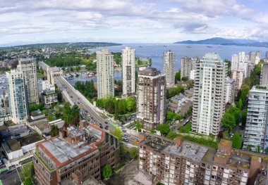 Güzel bir modern cityscape bulutlu sabah sırasında hava panoramik manzaralı. Şehir merkezinde alınan Vancouver, British Columbia, Kanada.