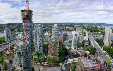 Güzel bir modern cityscape bulutlu sabah sırasında hava panoramik manzaralı. Şehir merkezinde alınan Vancouver, British Columbia, Kanada.