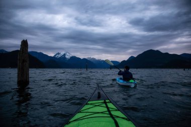 Kanada dağ manzarası ile çevrili bulutlu gün doğumu sırasında kayak. Çıta Gölü, doğusunda Vancouver, British Columbia, Kanada çekilmiş.