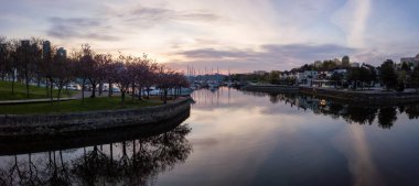 Hava güzel bir şehir panoraması canlı bulutlu gün doğumu sırasında dikkat çekici. False Creek şehir merkezinde alınan Vancouver, British Columbia, Kanada.
