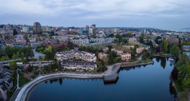 Hava güzel bir şehir panoraması canlı bulutlu gün doğumu sırasında dikkat çekici. False Creek şehir merkezinde alınan Vancouver, British Columbia, Kanada.