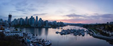 Hava güzel bir şehir panoraması canlı bulutlu gün doğumu sırasında dikkat çekici. False Creek şehir merkezinde alınan Vancouver, British Columbia, Kanada.