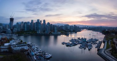 Hava güzel bir şehir panoraması canlı bulutlu gün doğumu sırasında dikkat çekici. False Creek şehir merkezinde alınan Vancouver, British Columbia, Kanada.