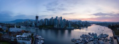 Hava güzel bir şehir panoraması canlı bulutlu gün doğumu sırasında dikkat çekici. False Creek şehir merkezinde alınan Vancouver, British Columbia, Kanada.