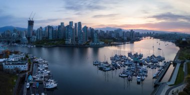 Hava güzel bir şehir panoraması canlı bulutlu gün doğumu sırasında dikkat çekici. False Creek şehir merkezinde alınan Vancouver, British Columbia, Kanada.
